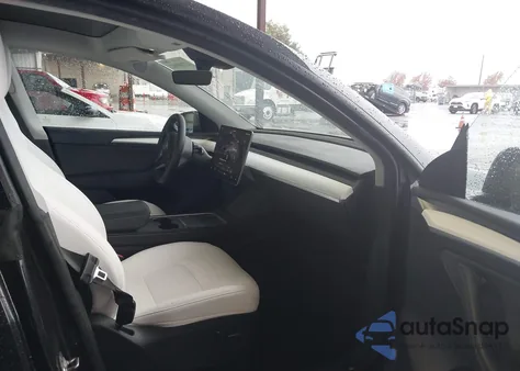 2024 Tesla Model Y Long Range Dual Motor All-Wheel Drive z USA, uszkodzony, nr VIN 7SAYGDEEXRF985242